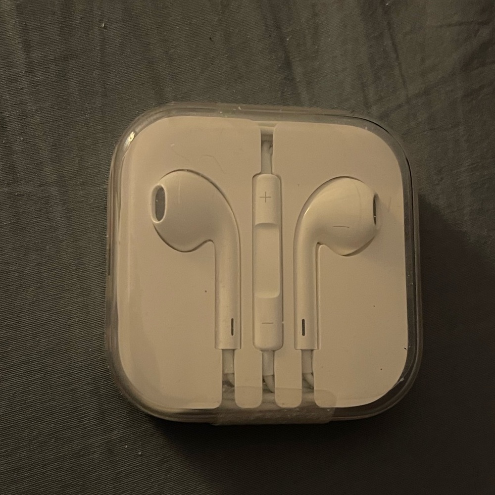 Apple ear pods